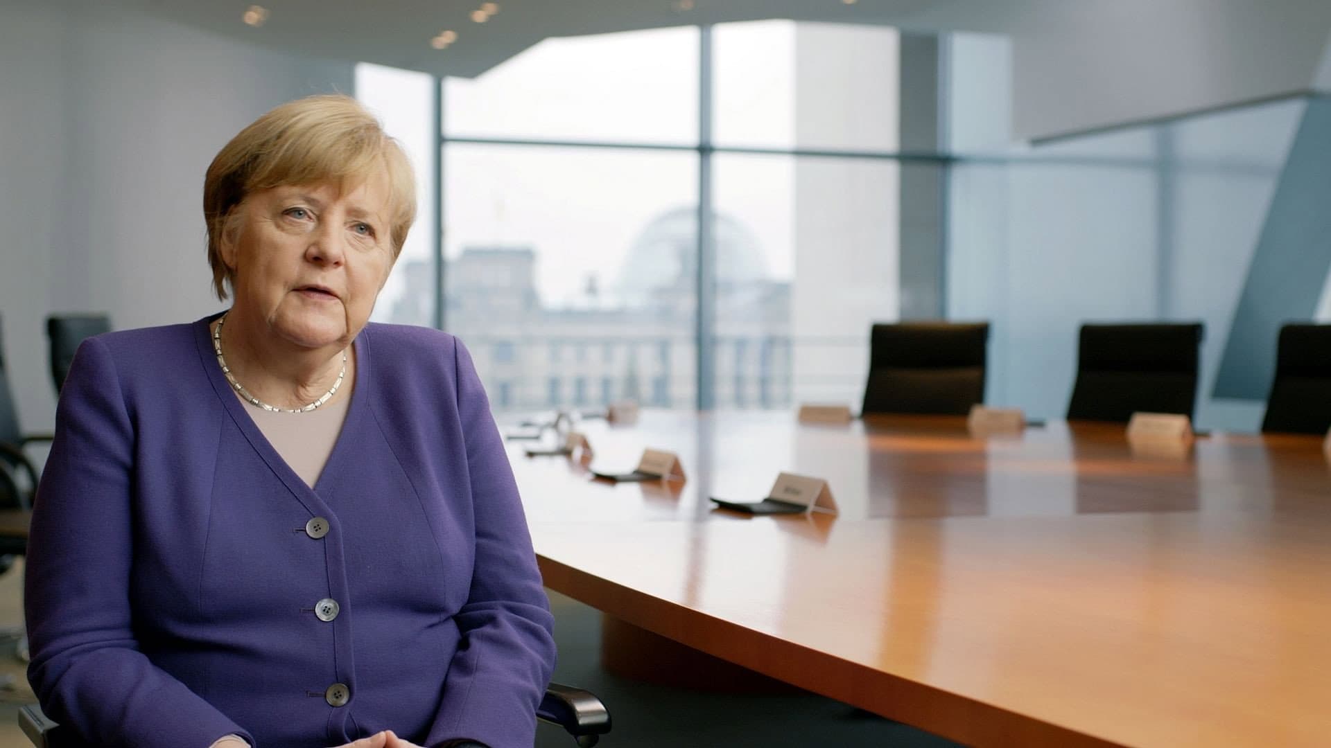 Angela Merkel - Im Lauf der Zeit Backdrop